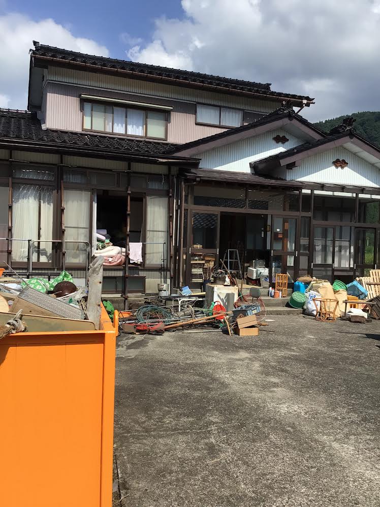 6LDK木造住宅一軒家・納屋2棟の遺品整理作業を行いました。