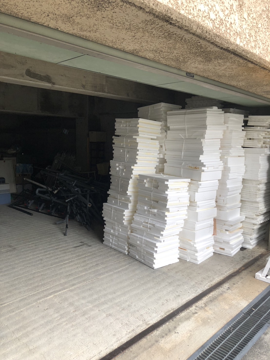 商業ビル、鉄筋コンクリート4階建てでの残置物撤去を行いました。