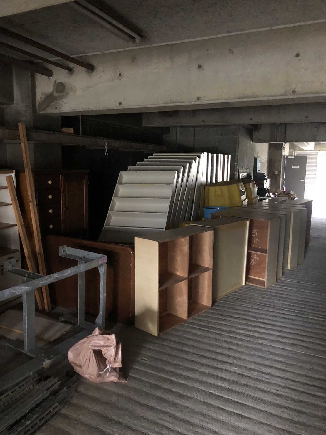 商業ビル、鉄筋コンクリート4階建てでの残置物撤去を行いました。