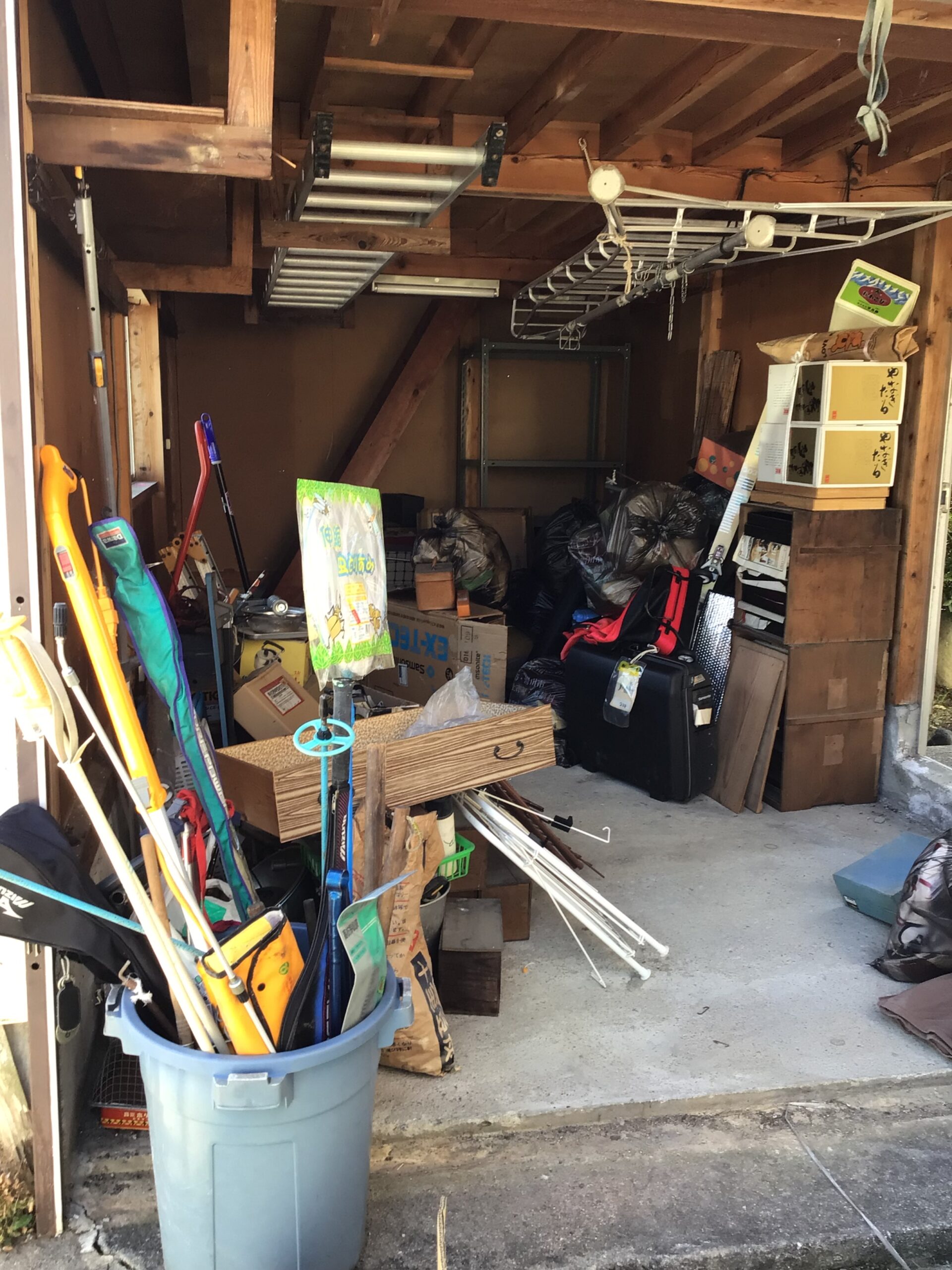 木造住宅一軒家、屋根裏あり・車庫付きの残置処分整理作業を行いました。