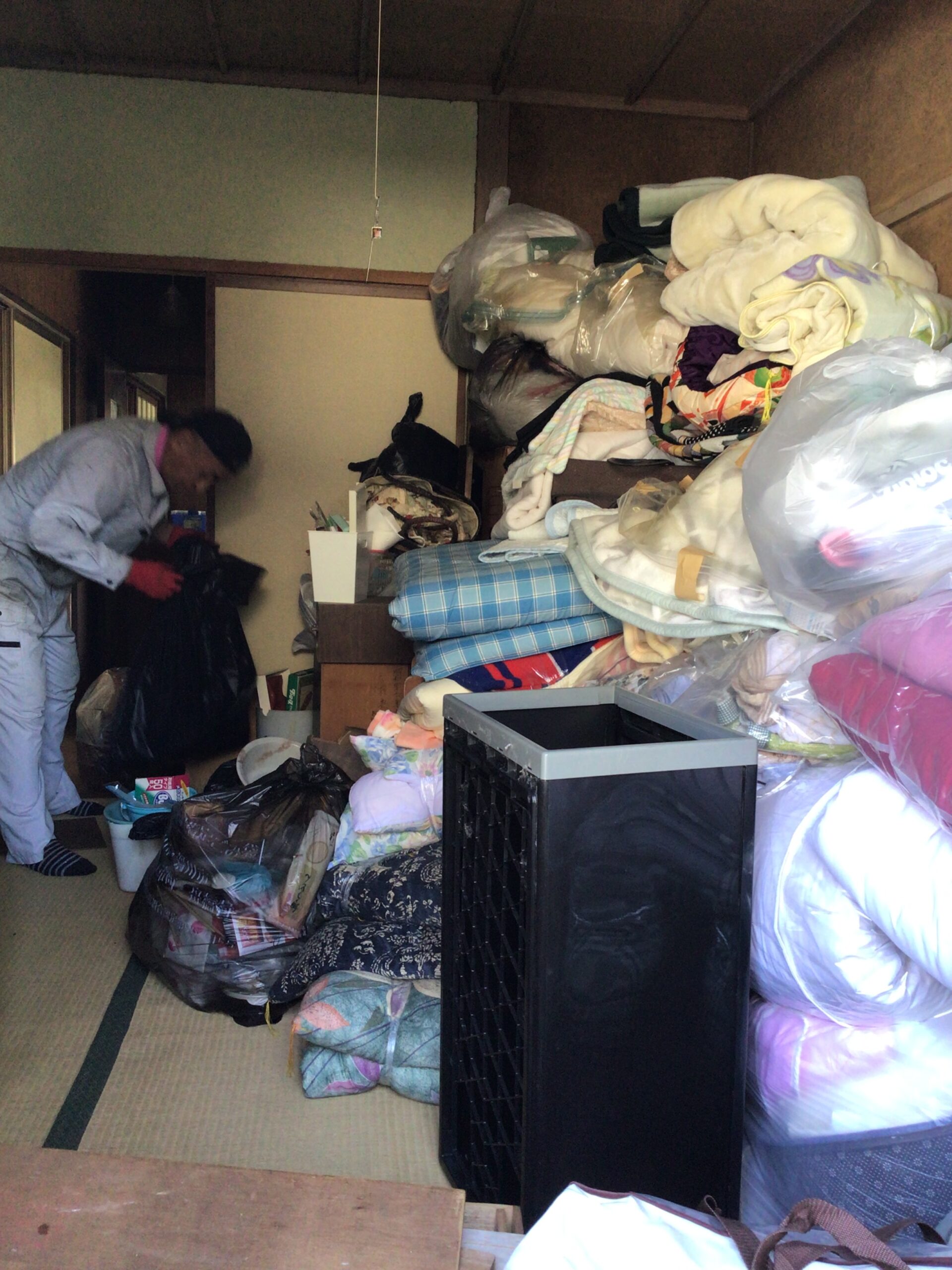 木造住宅一軒家、屋根裏あり・車庫付きの残置処分整理作業を行いました。