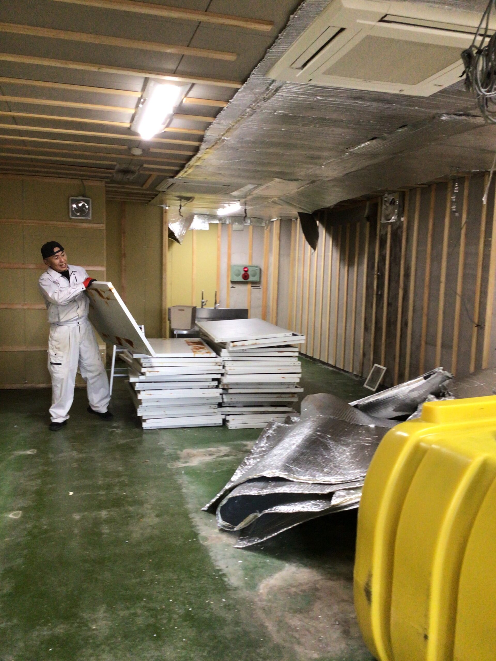 商業ビル、鉄筋コンクリート4階建てでの残置物撤去を行いました。