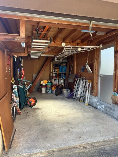 木造住宅一軒家、屋根裏あり・車庫付きの残置処分整理作業を行いました。