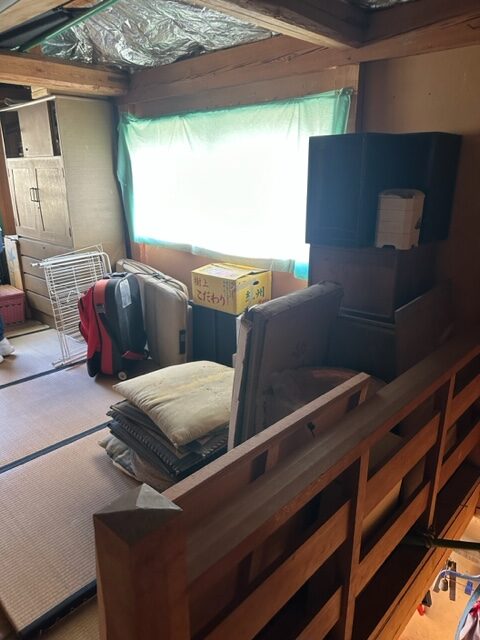 木造住宅一軒家、屋根裏あり・車庫付きの残置処分整理作業を行いました。