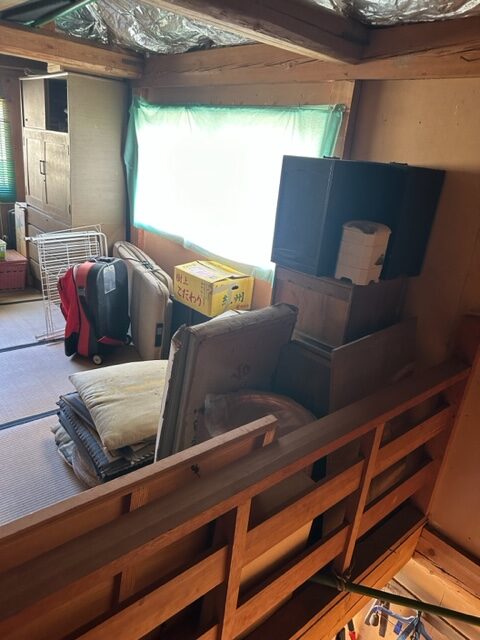 木造住宅一軒家、屋根裏あり・車庫付きの残置処分整理作業を行いました。