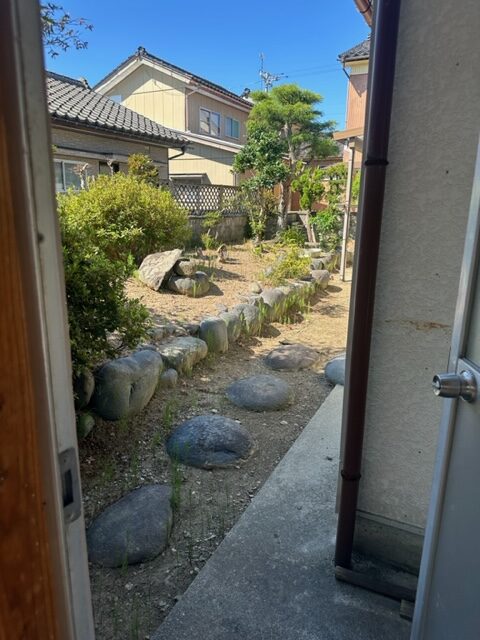 木造住宅一軒家、屋根裏あり・車庫付きの残置処分整理作業を行いました。