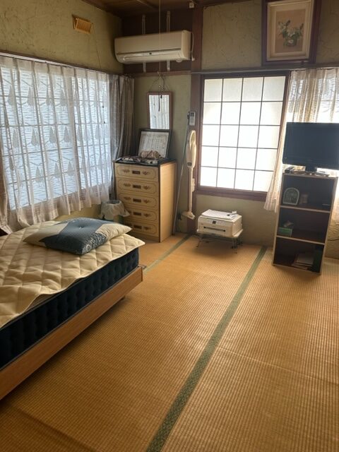 木造住宅一軒家、屋根裏あり・車庫付きの残置処分整理作業を行いました。