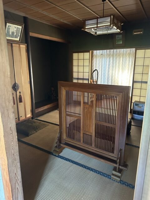 木造住宅一軒家、屋根裏あり・車庫付きの残置処分整理作業を行いました。