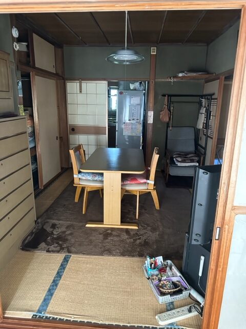 木造住宅一軒家、屋根裏あり・車庫付きの残置処分整理作業を行いました。