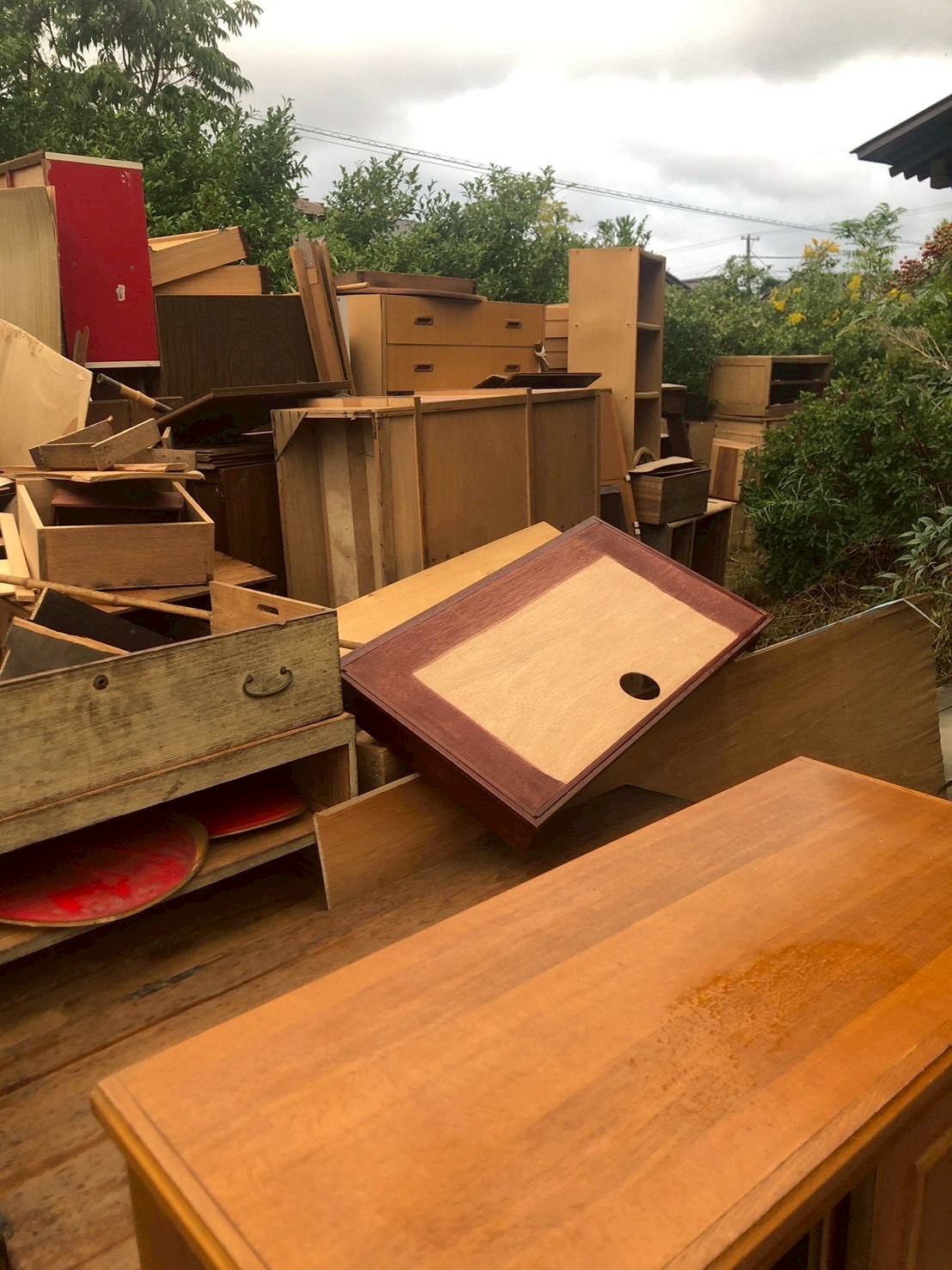 木造住宅２階建・納屋２棟の遺品整理を行いました。