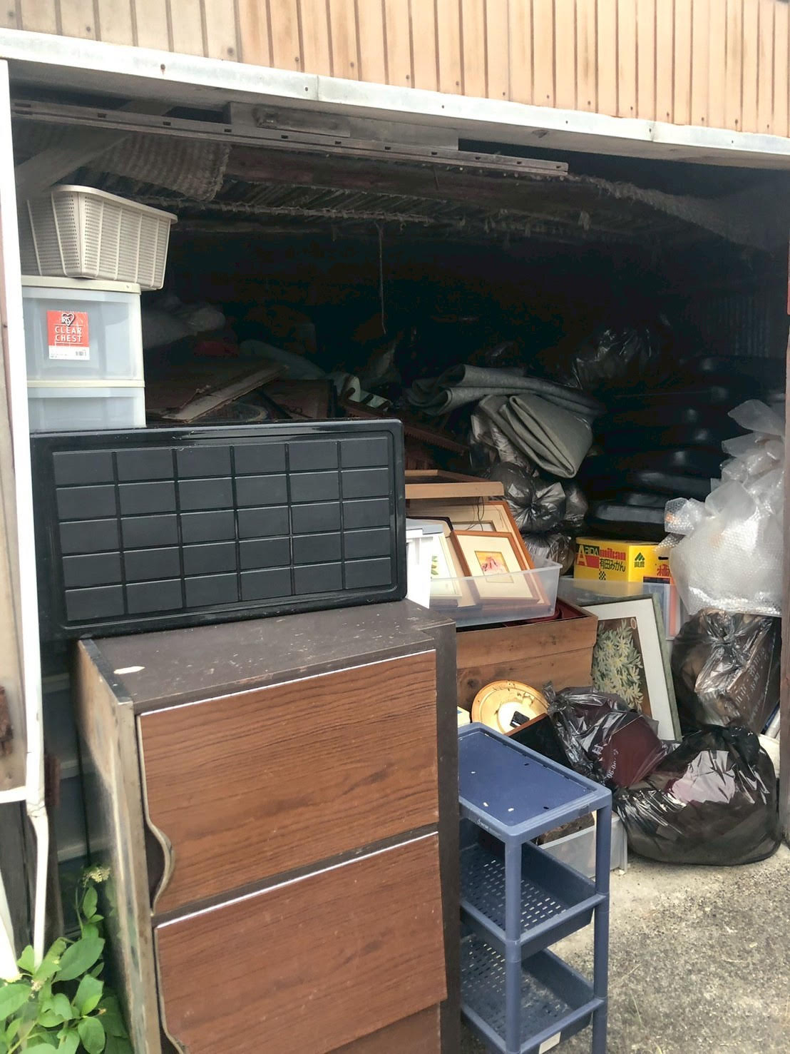 木造住宅２階建・納屋２棟の遺品整理を行いました。