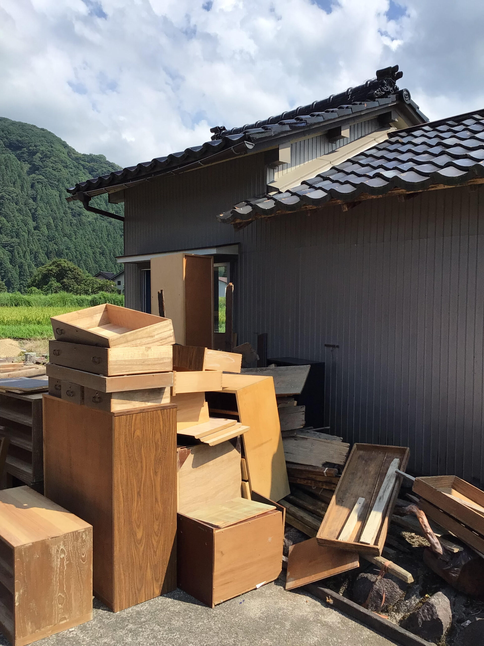 6LDK木造住宅一軒家・納屋2棟の遺品整理作業を行いました。
