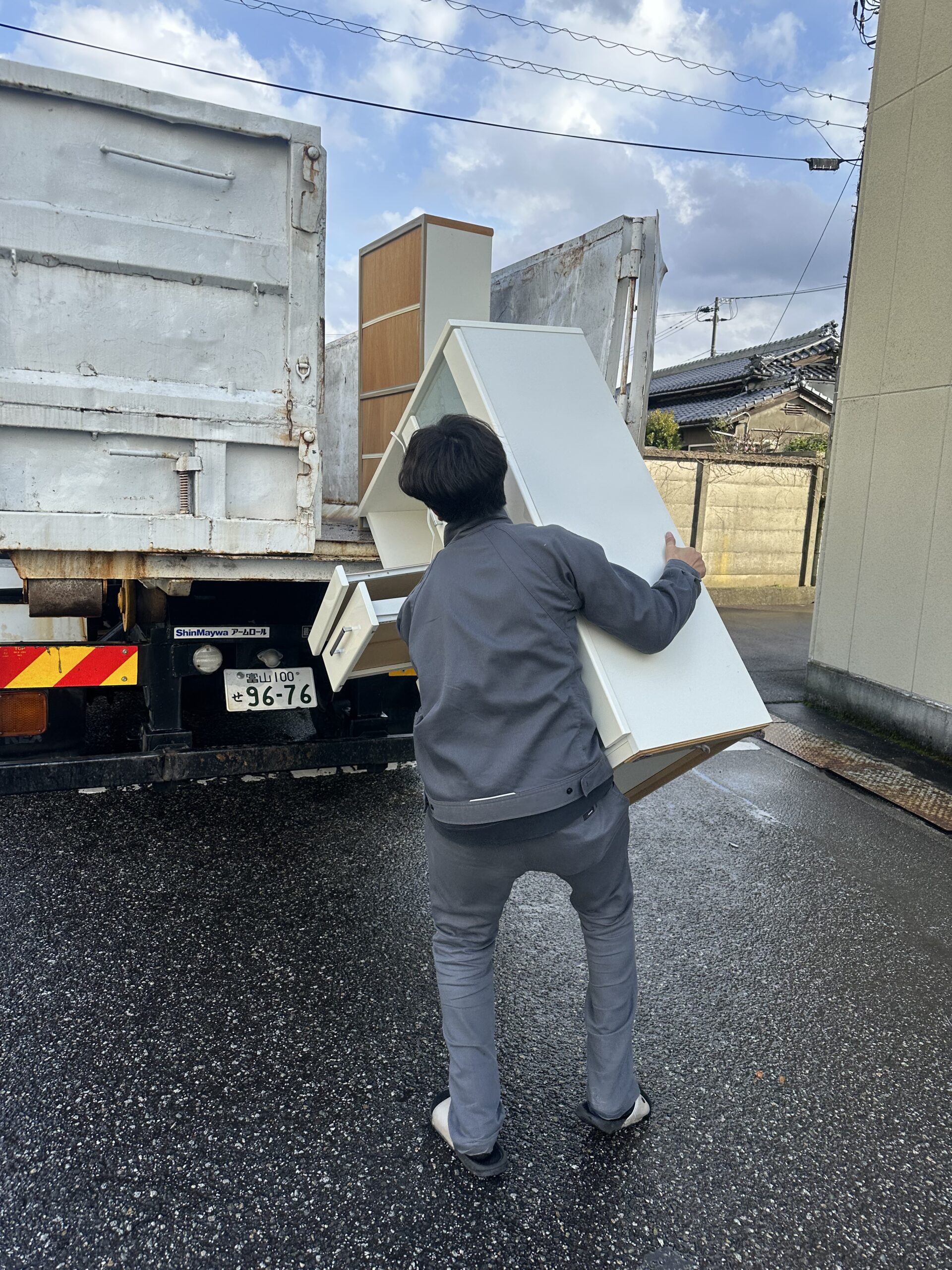 市営住宅での残置物作業を行いました。